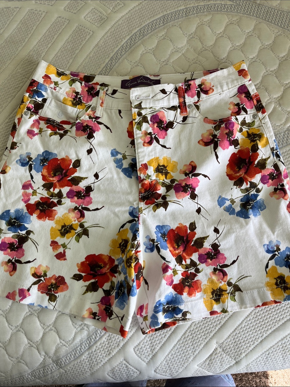 Gloria Vanderbilt White Floral Jean Shorts